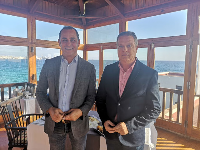 El presidente insular Blas Acosta junto al periodista Antonio Cabrera. Foto: Prensa Cabildo de Fuerteventura