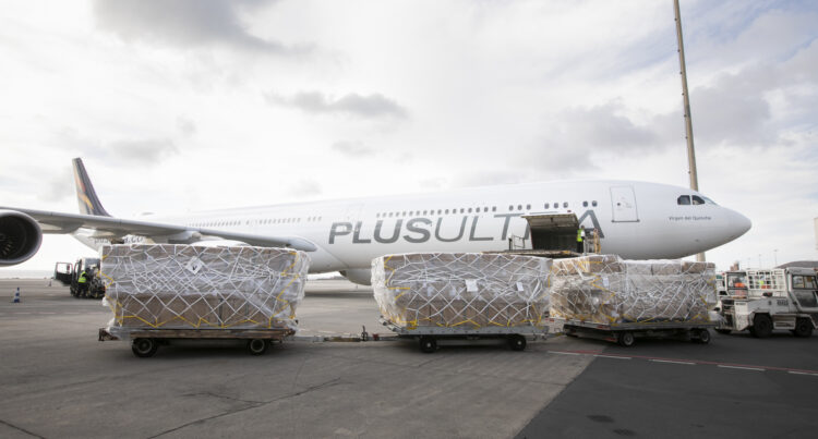 Llegada al aeropuerto de Gran Canaria de un avión procedente de China, con material sanitario para los centros sanitarios y sociosanitarios del Archipielago . Foto EFE/Quique Curbelo