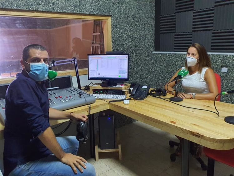 Álvaro Veiga y Lola García minutos antes de la entrevista en la nueva emisora de radio majorera