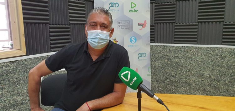 Jose Manuel Quintana en los estudios de Radio Insular