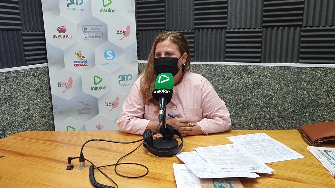 María Jesús de la Cruz en los estudios de Radio Insular Fuerteventura