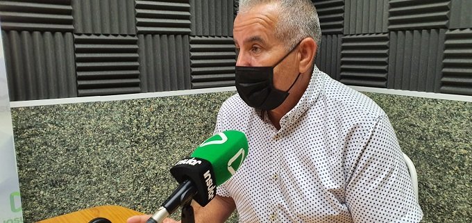 Mario Cabrera en los estudios de Radio Insular