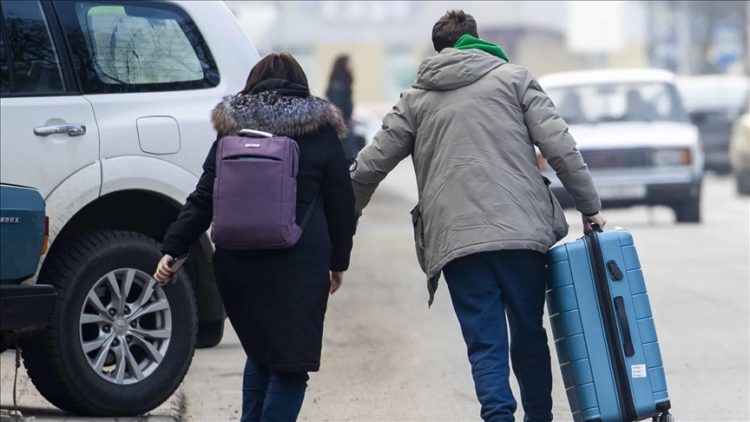 Refugiados huyendo de Kiev | Anadolu