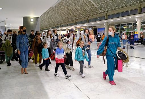 Menores refugiados ucranianos llegando al aeropuerto majorero (Archivo)
