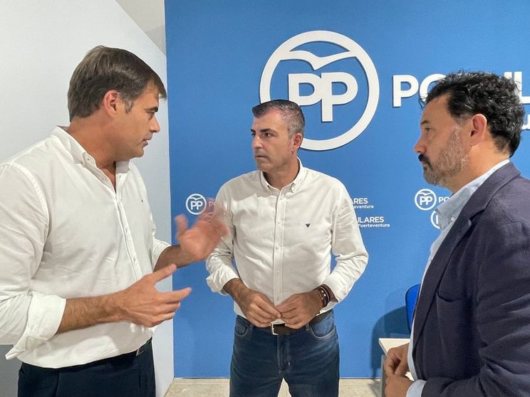Enseñat, Domínguez y Mariscal en la sede del PP en Fuerteventura