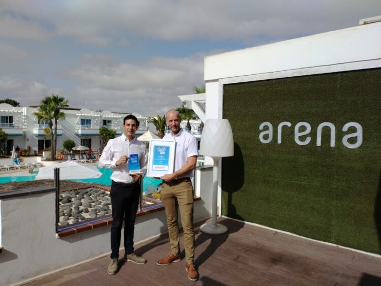 Pedro Jiménez, director del hotel Arena Beach (a la izquierda), recoge el premio Jet2holidays.